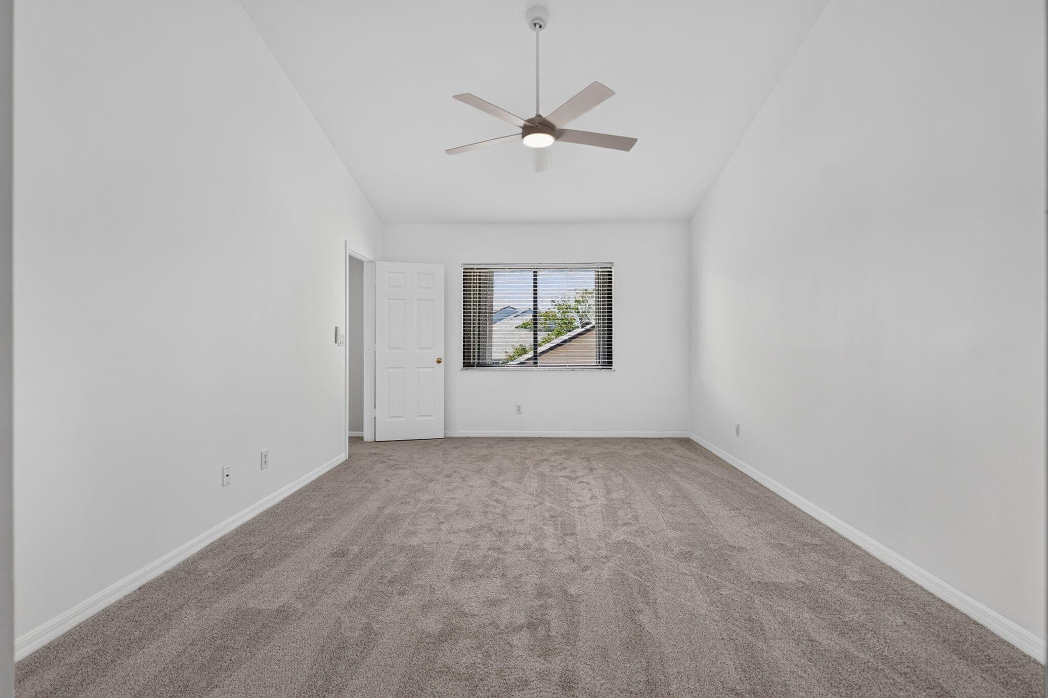 Image 4: HUGE Master bedroom