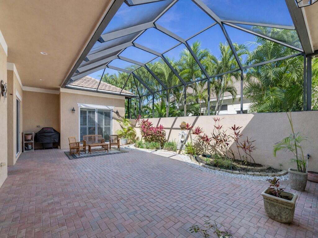 Image 2: SPACIOUS SCREENED COURTYARD FOR RELAXING AND ENTER