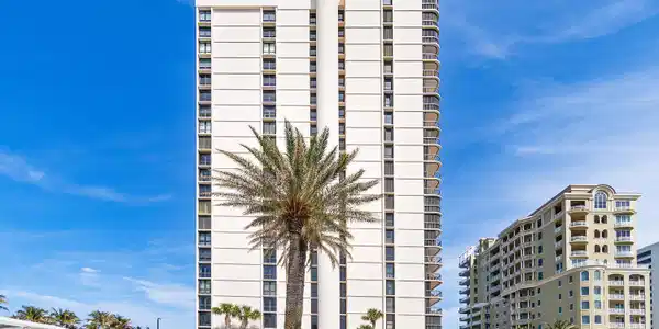 Image 2: 001-5380NorthOceanDrive-5G-RivieraBeach-