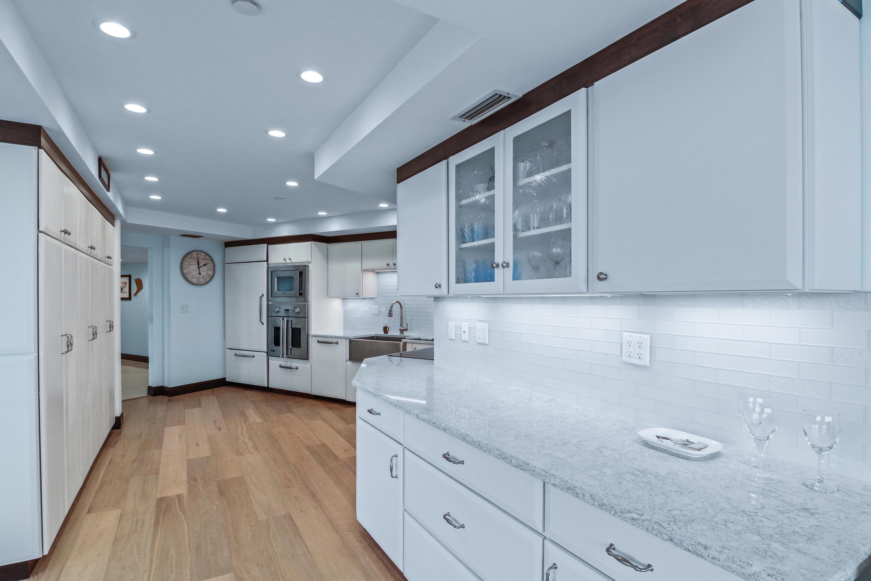 Image 4: Kitchen - Viking & Bosch appliances.