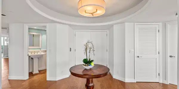 Image 4: FOYER