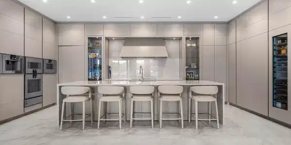 Image 2: Porcelain countertops and backsplash