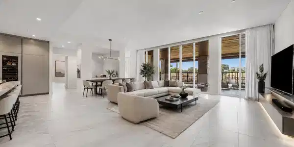 Image 3: Expansive living room with floor-to-ceiling glass