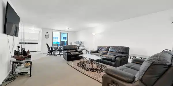 Image 3: Living Room