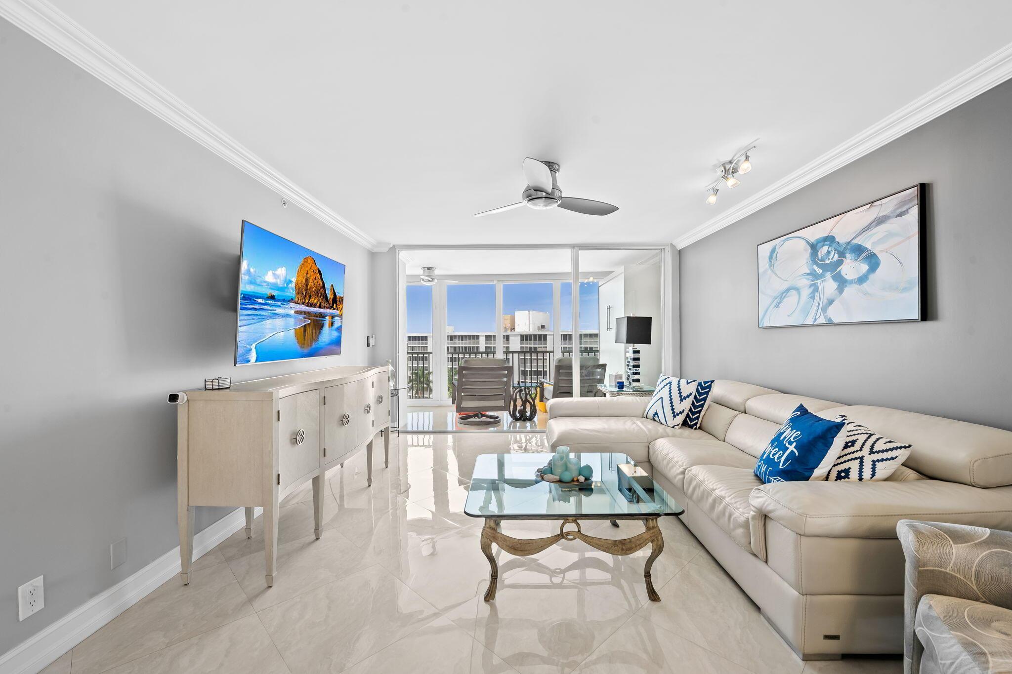 Image 3: into living room