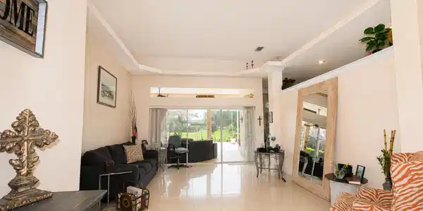Image 3: Living Room
