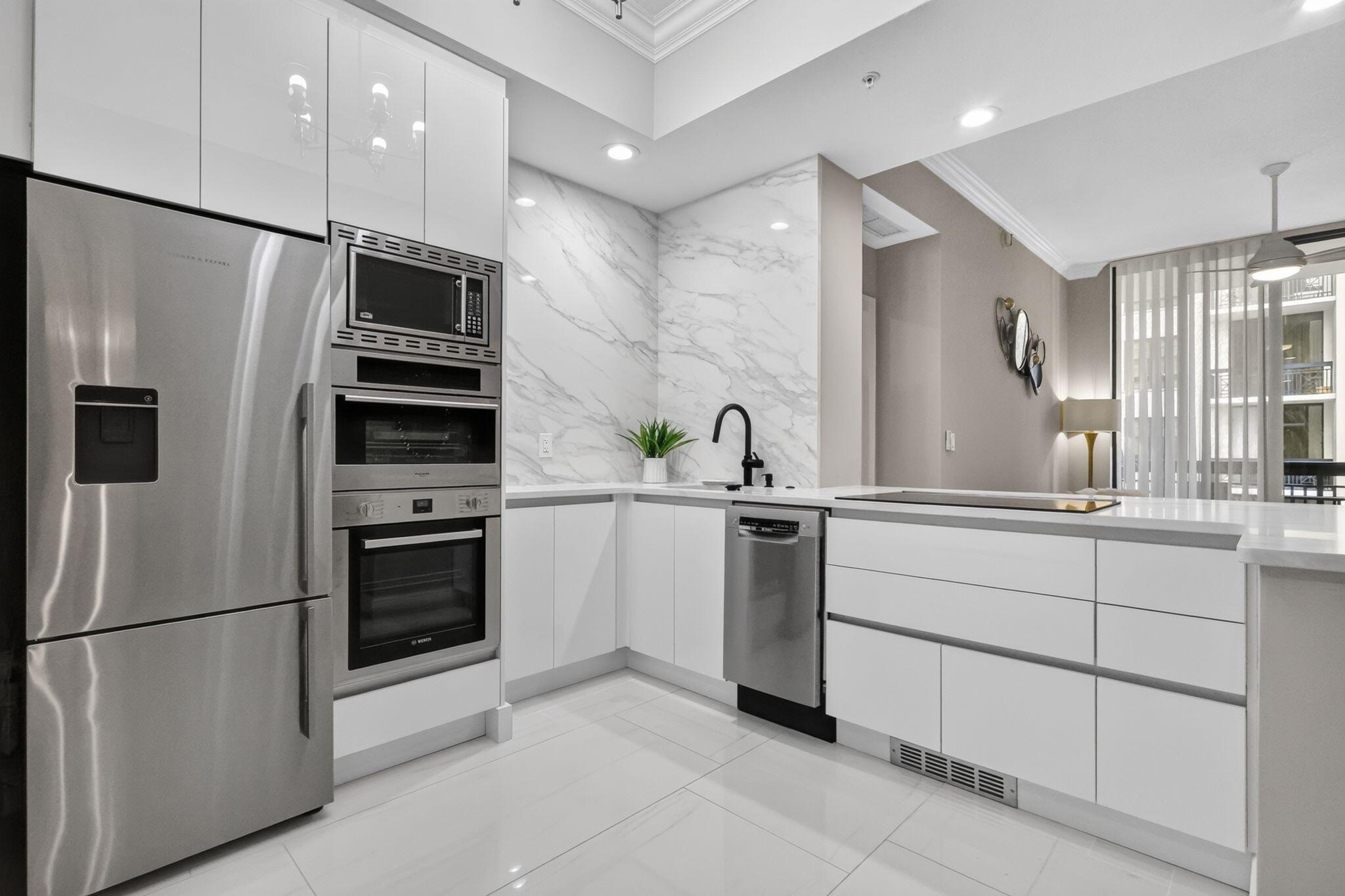Image 1: MODERN RENOVATED GARDEN RESIDENCE IN DOWNTOWN WEST
