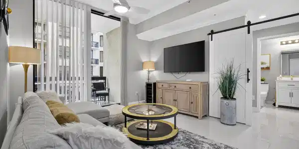 Image 2: FANTASTIC 2 BEDROOMS & 2 BATHROOOMS GARDEN COURTYA