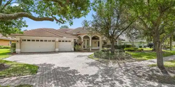 2554 SW Mayacoo Way