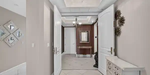 Image 4: apartment entrance