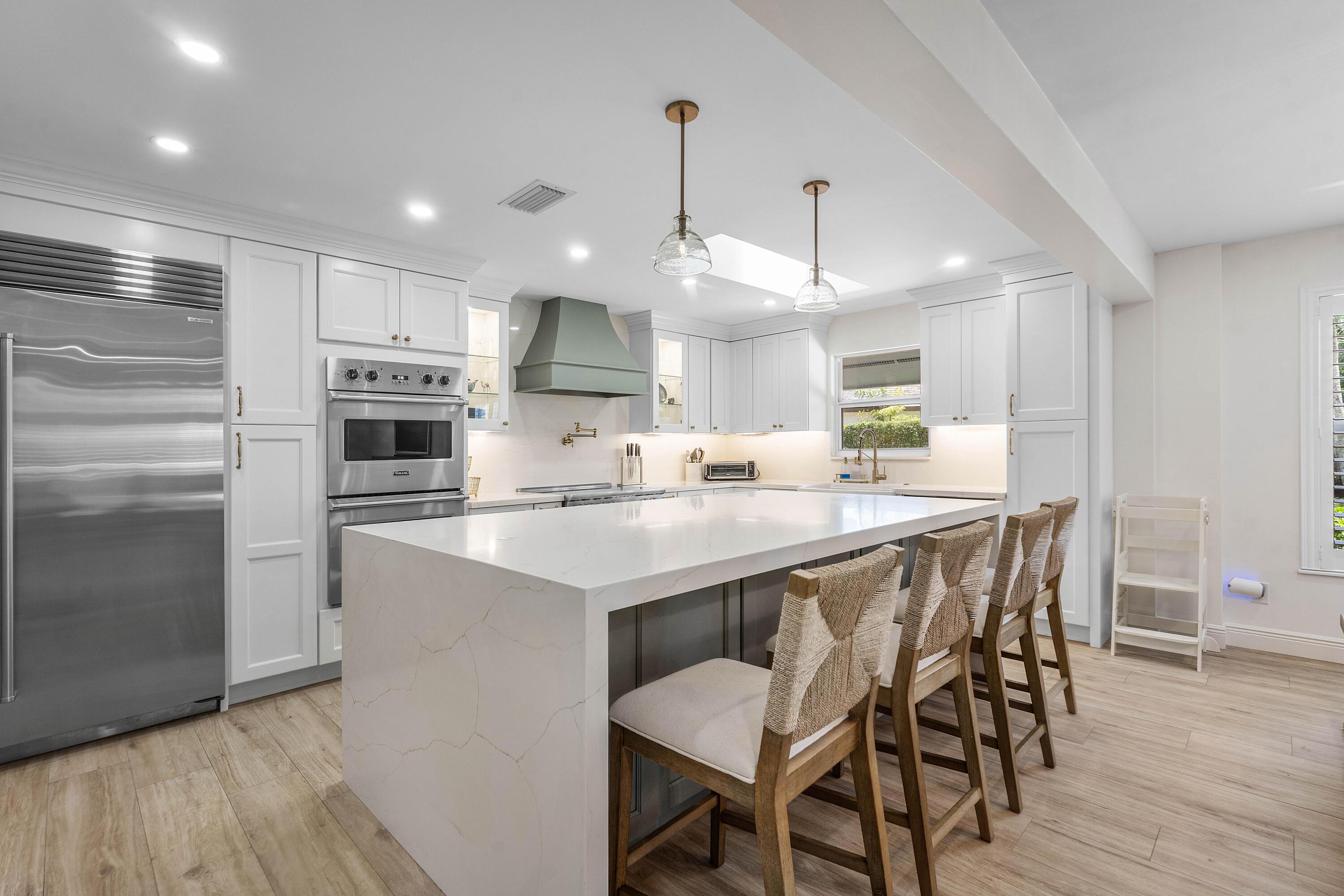 Image 4: Kitchen