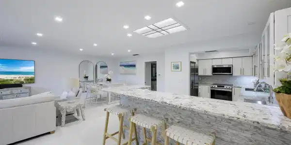 Image 4: Kitchen