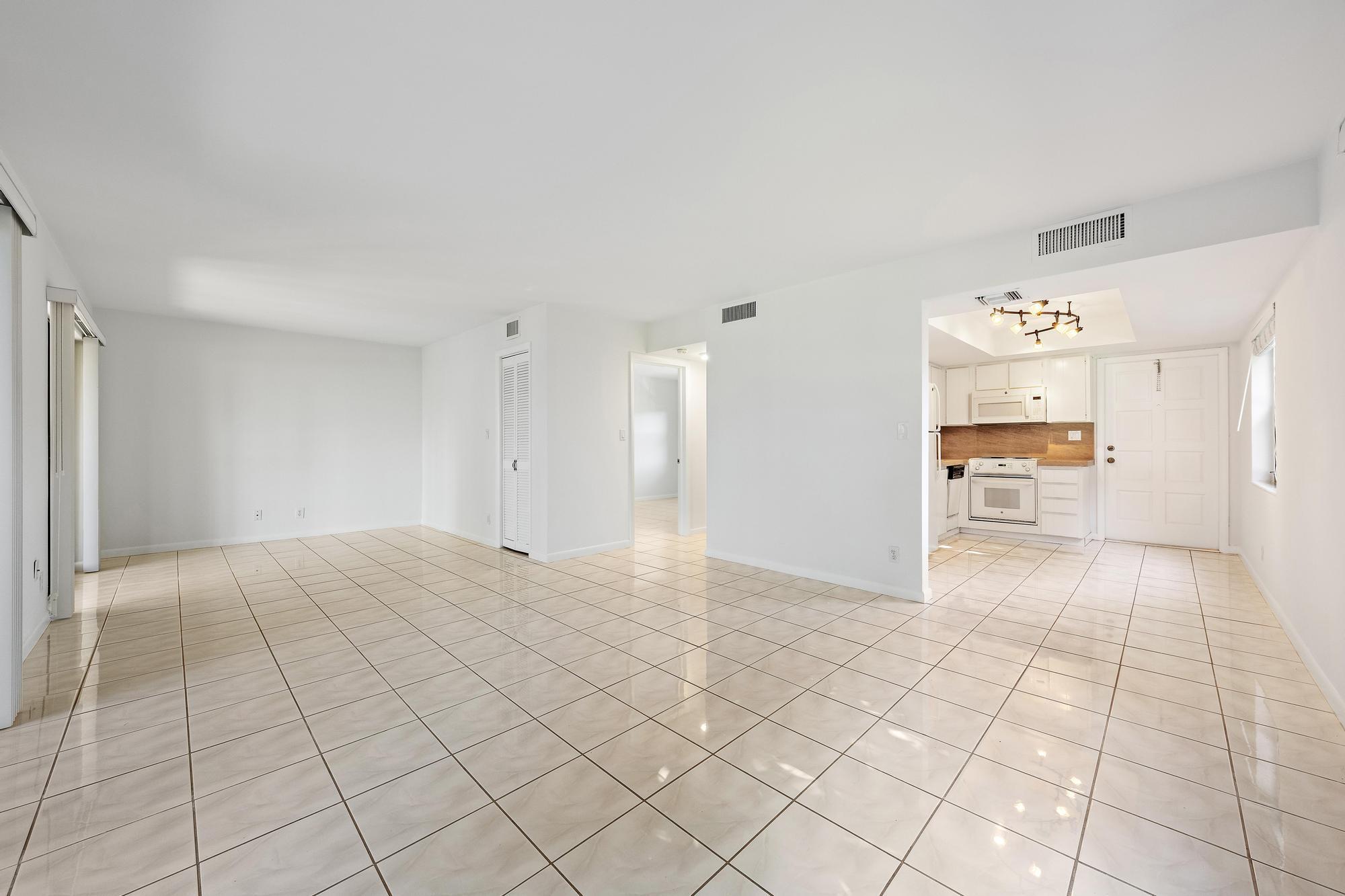 Image 4: 300 Inlet Way 3 Living 2