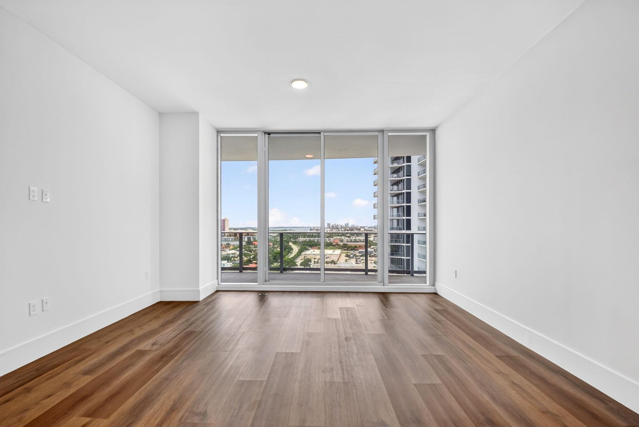 Image 4: Living Area