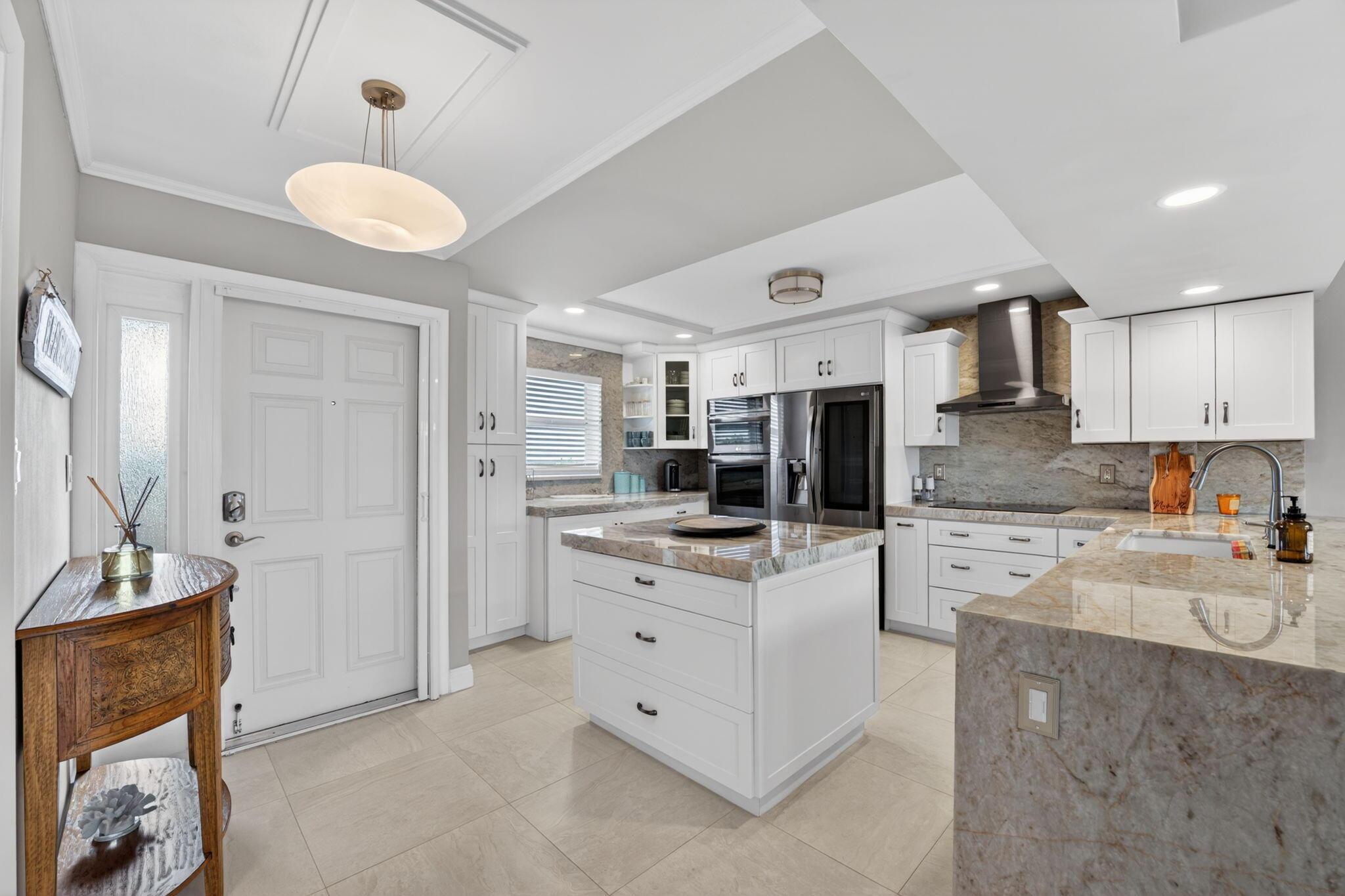 Image 4: Kitchen