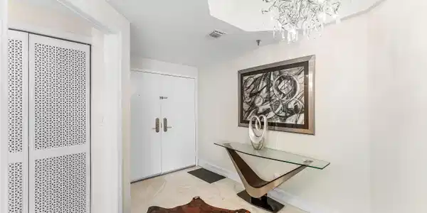 Image 3: foyer