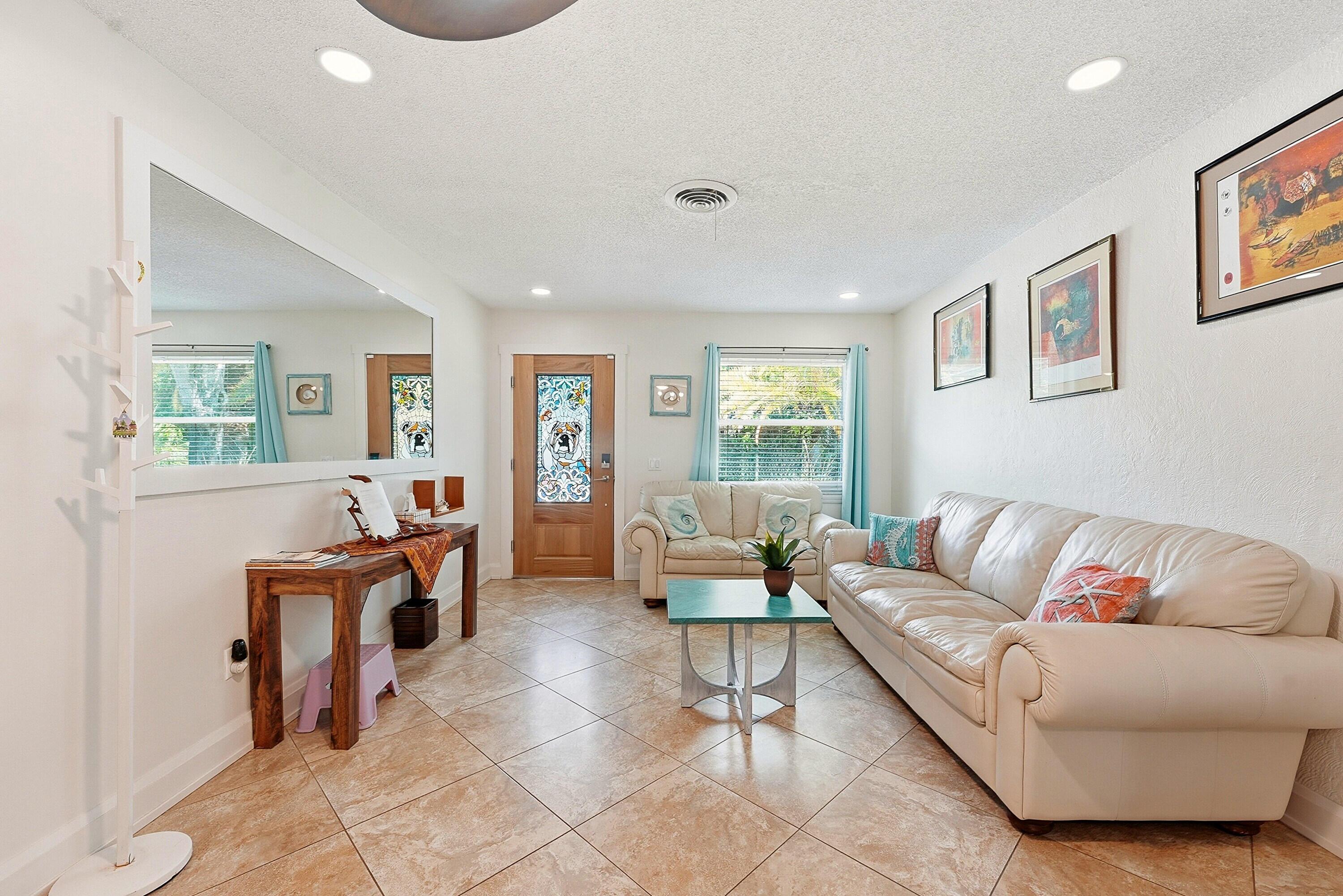Image 4: Interior Entry