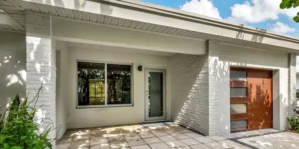 1217 N Palmway
