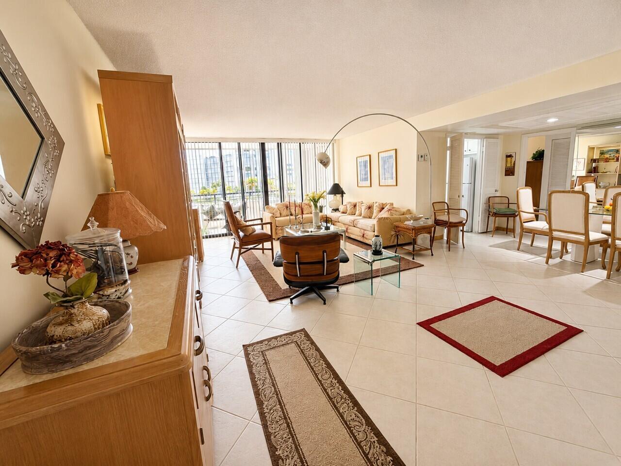 Image 4: Entry living