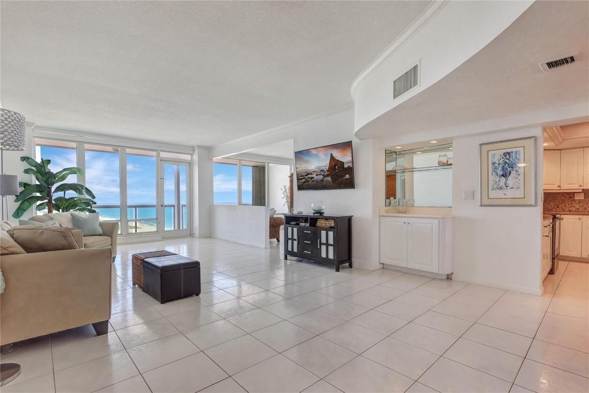 Image 3: Spacious floorplan