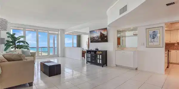 Image 3: Spacious floorplan