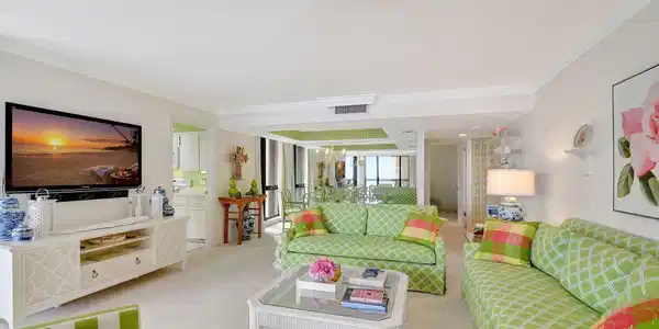 Image 4: Living Room