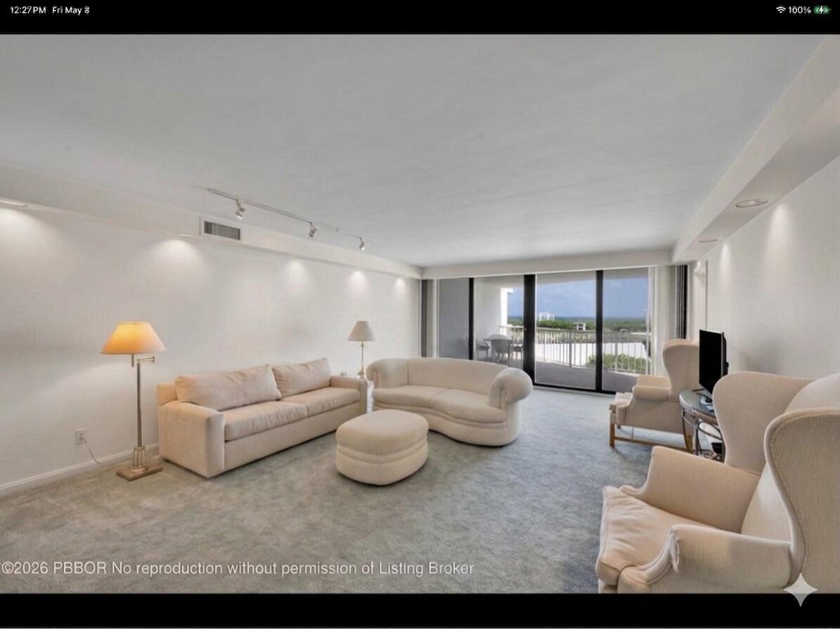 Image 3: Spacious Living Room