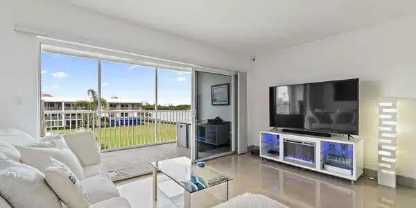 Image 4: 036-100WaterwayRd-E305-Tequesta-SMALL