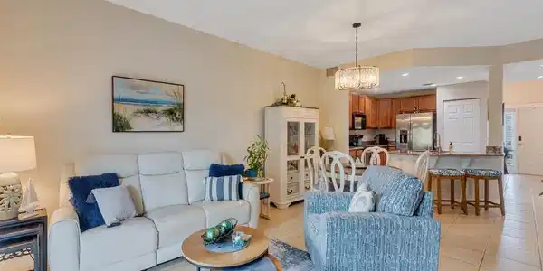 Image 4: Living Room