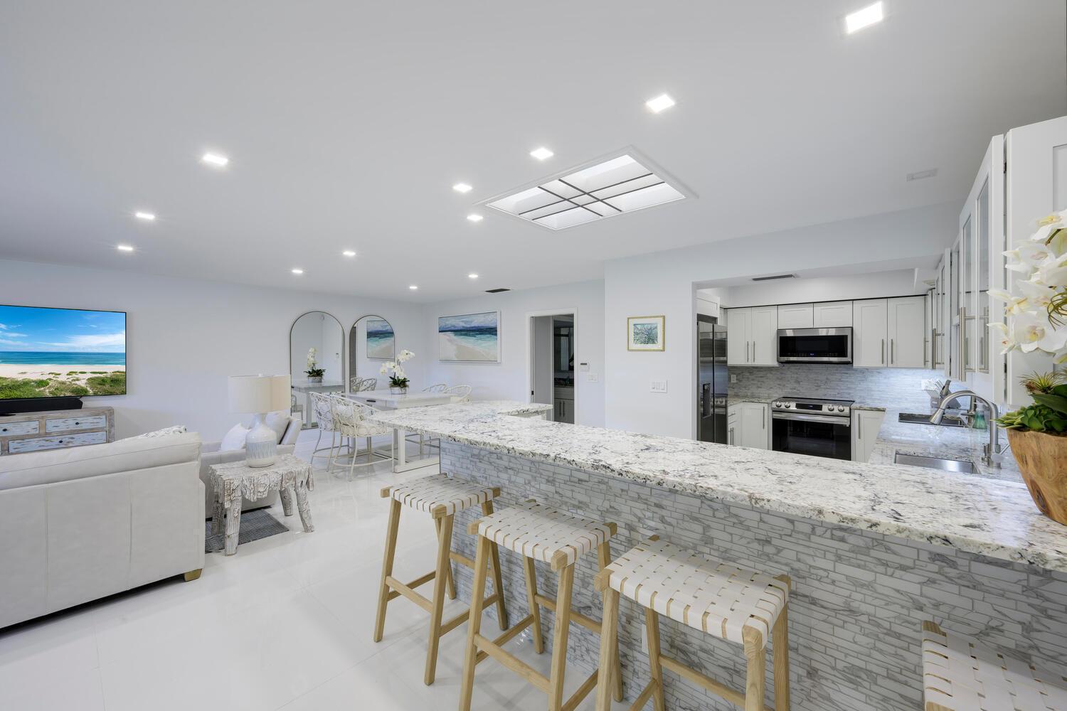 Image 4: Kitchen