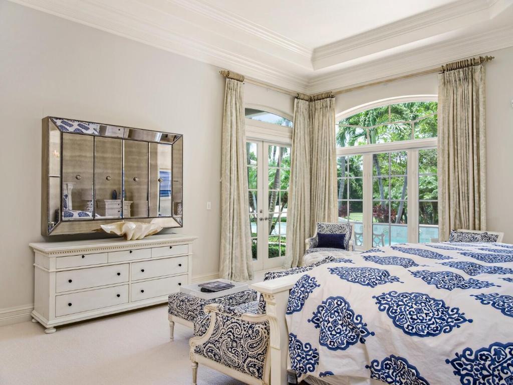 Image 4: Master Bedroom