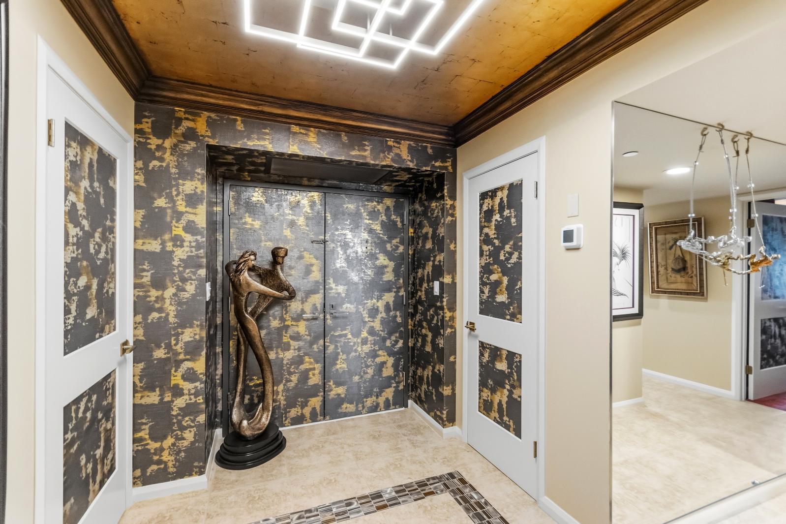 Image 4: Foyer