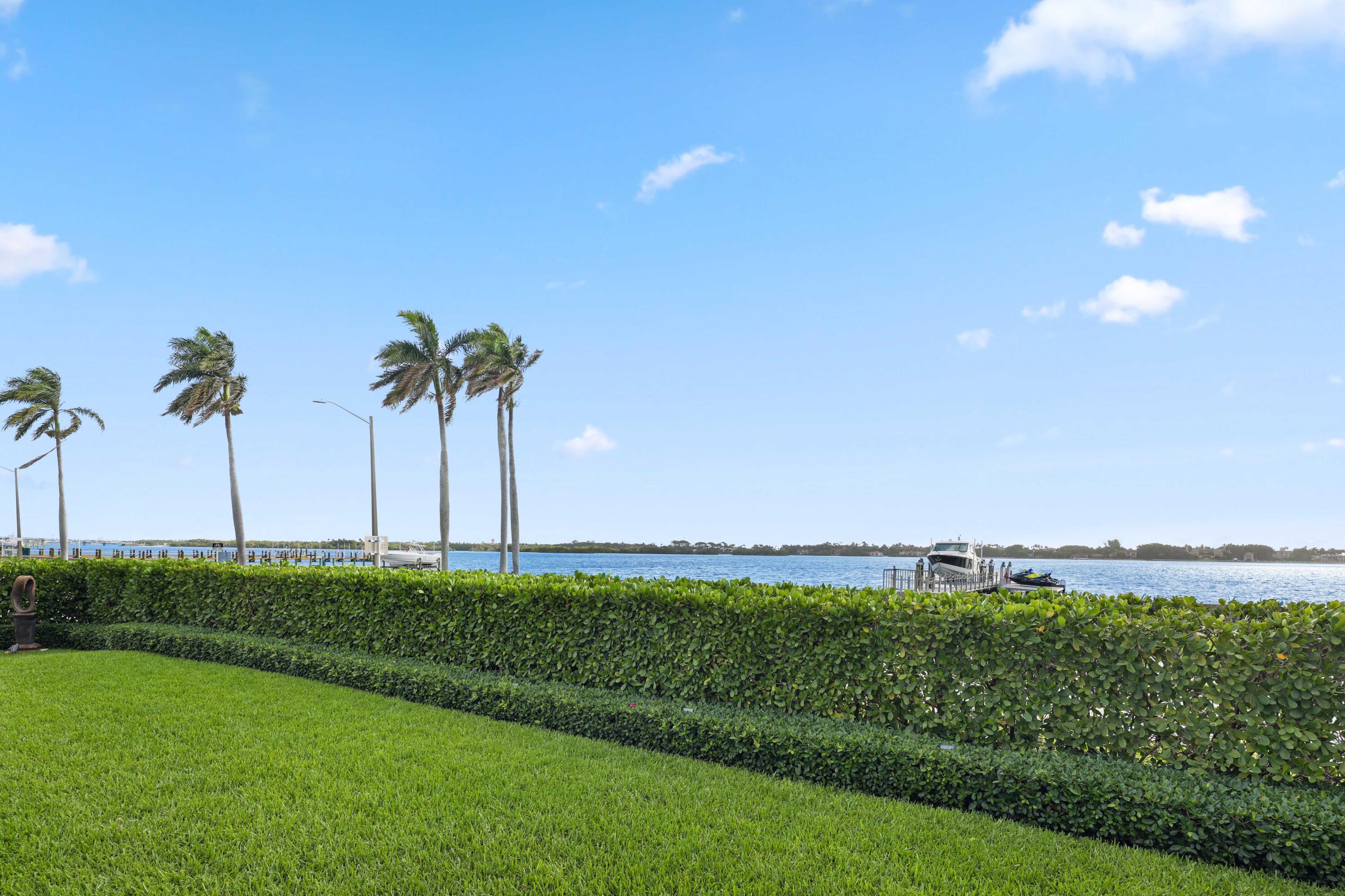 Image 4: Front Yard East Facing Intracoastal