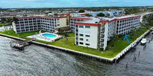 Image 2: Paradise Harbour Unit 108
