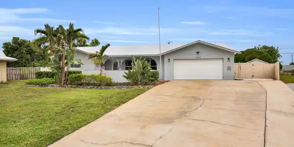 2306 NE 19TH Court