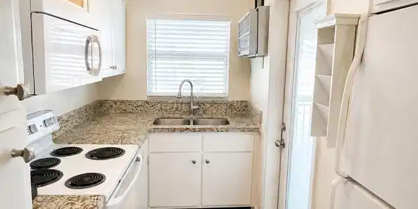 Image 3: Kitchen