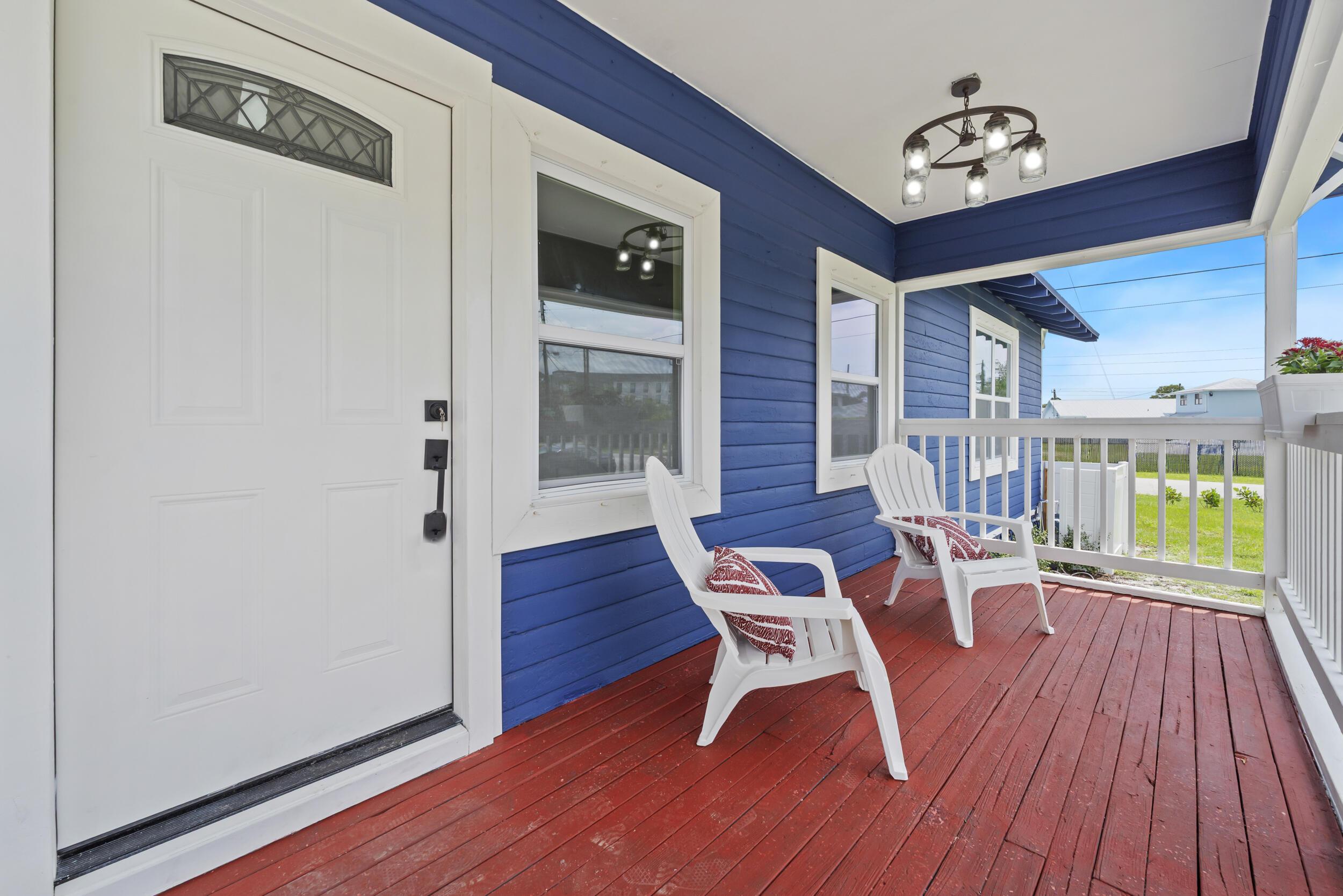 Image 2: Charming covered front porch