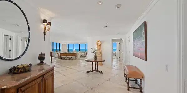 Image 3: Entry