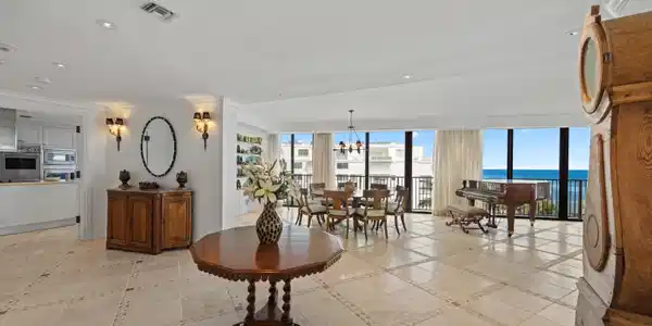 Image 4: Foyer