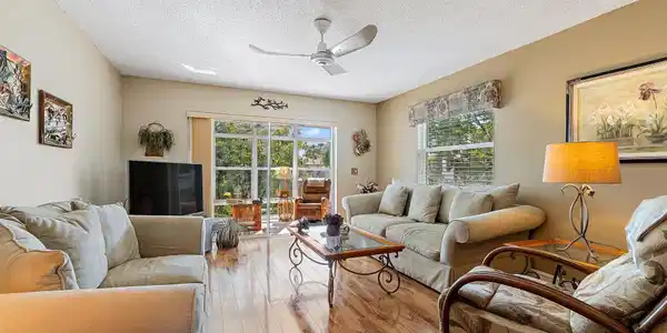 Image 3: Living Room
