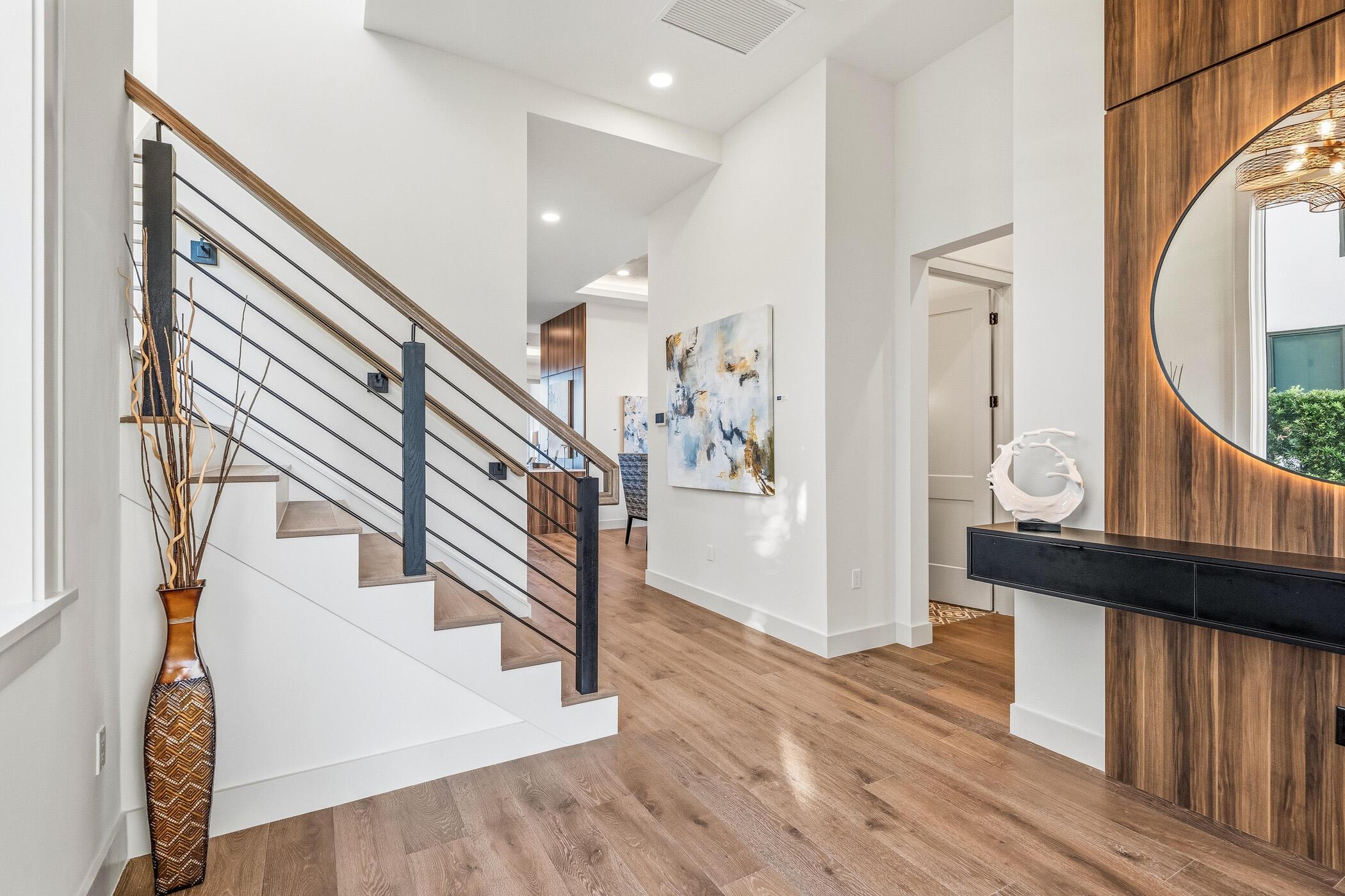 Image 4: Beautiful foyer with built - in floating console &