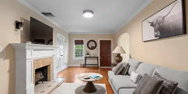 Image 4: 4 - Living Room