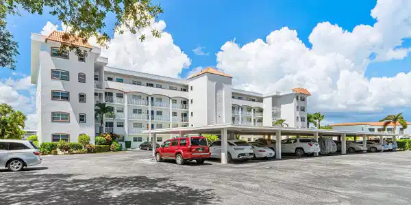 Image 2: 001-29YachtClubDrive-304-NorthPalmBeach-