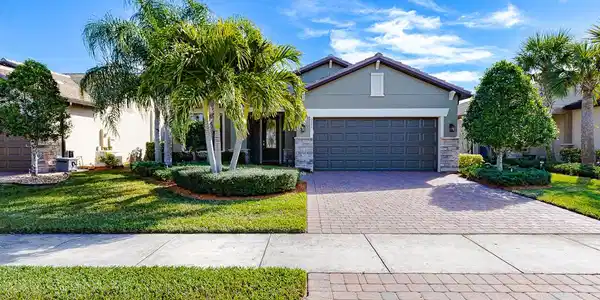 Image 2: 221 SE Longview Drive-2