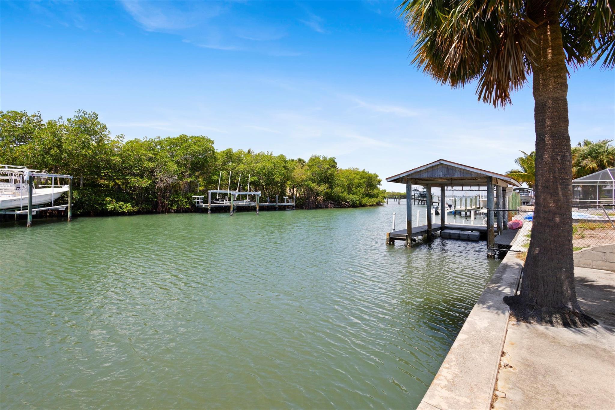 Image 4: 100 ft of waterfront