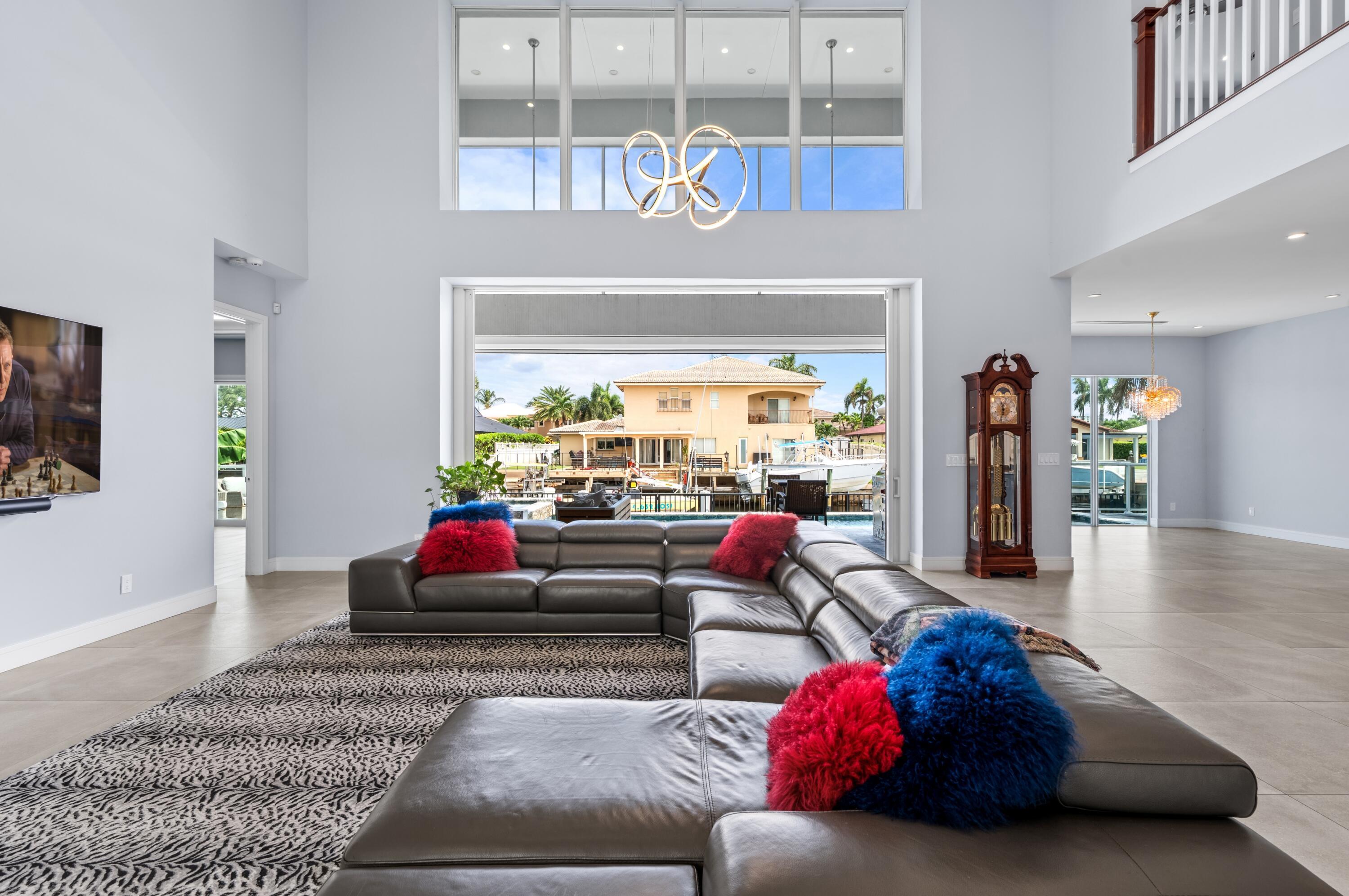 Image 4: mls_LIVING_STRAIGHT_DT