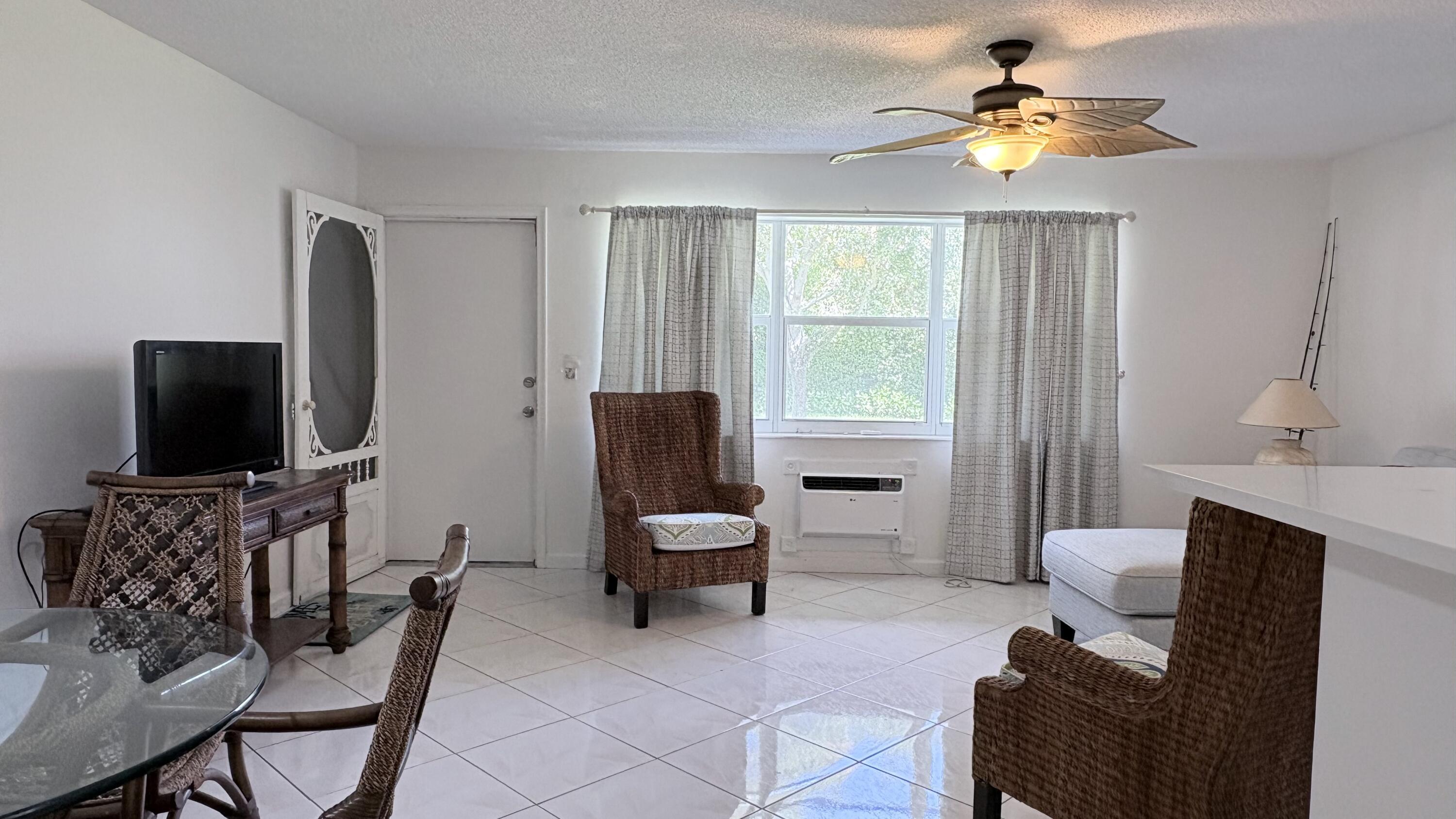 Image 3: CONDO ENTRY