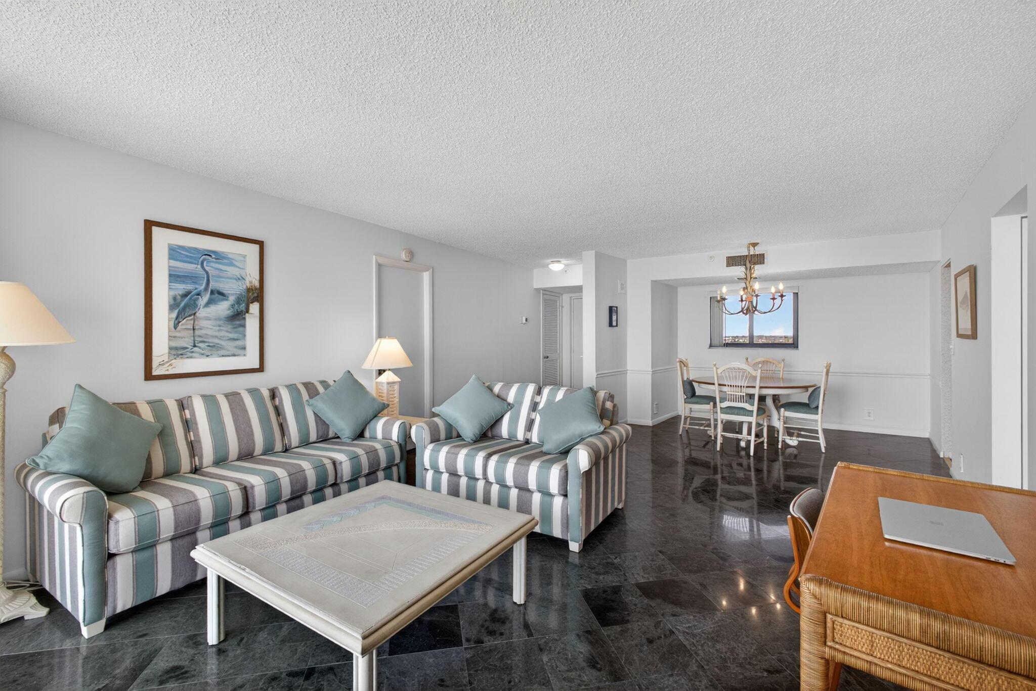 Image 4: Living / Dining Room