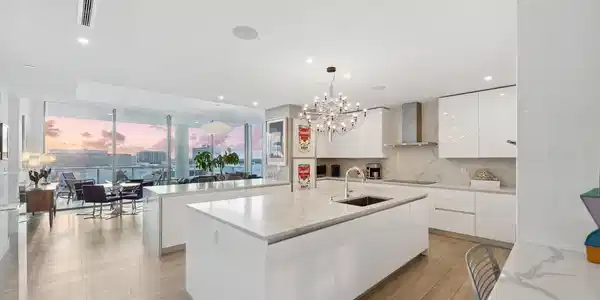 Image 4: Spacious kitchen