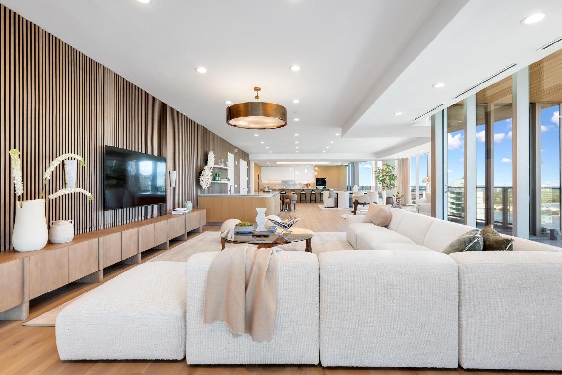 Image 4: Living Area